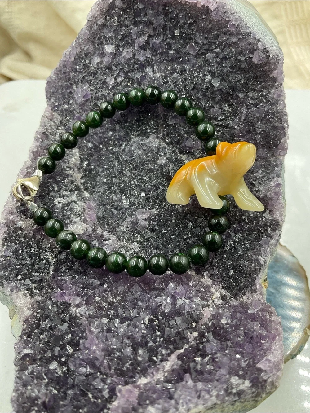 8” Dark Green Jade Beaded Bracelet Featuring A Carved Marble Polar Bear